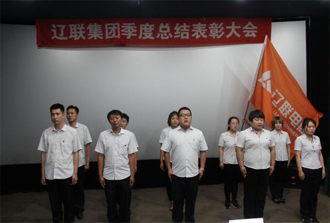 “充满青春的自满，，，，为梦想奋力前行”